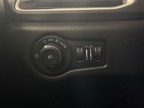 Used 2023 Chrysler Pacifica Touring-L w/ S Appearance Package FWD image 13