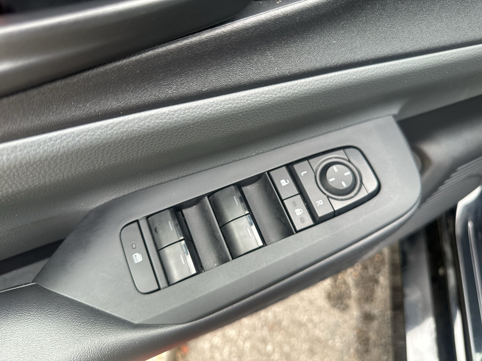 Used 2025 Toyota Prius LE FWD image 18