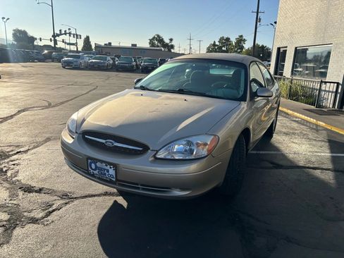 Used 2000 Ford Taurus SE image 2