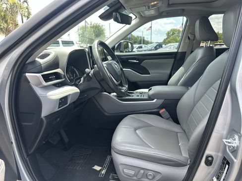 Used 2024 Toyota Highlander XLE AWD/4WD image 16