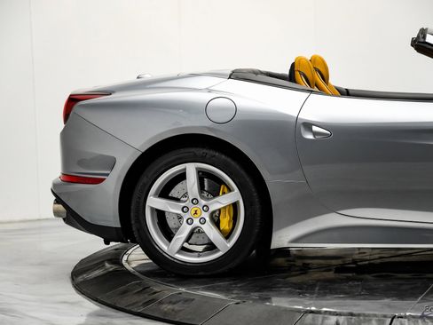 Used 2016 Ferrari California T image 22