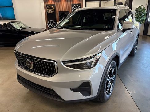 Used 2025 Volvo XC40 B5 Core image 2