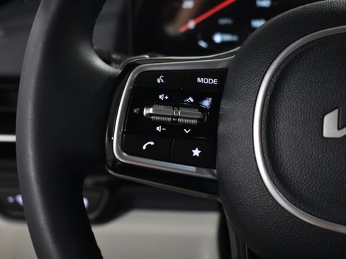 Used 2025 Kia Carnival SX Prestige image 18