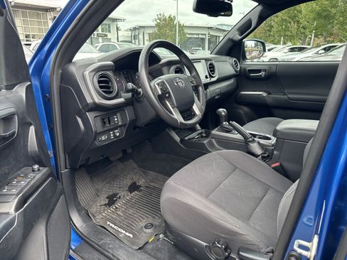 Used 2017 Toyota Tacoma TRD Off-Road w/ Premium & Technology Package AWD/4WD image 17