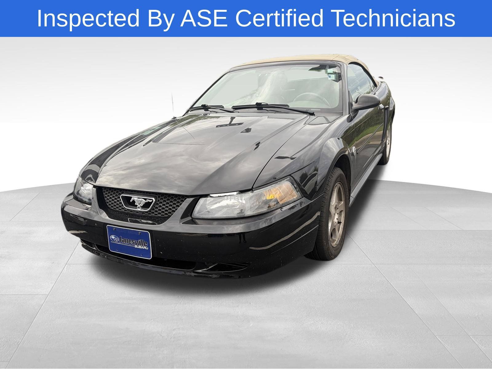 Used 2004 Ford Mustang Convertible RWD image 2