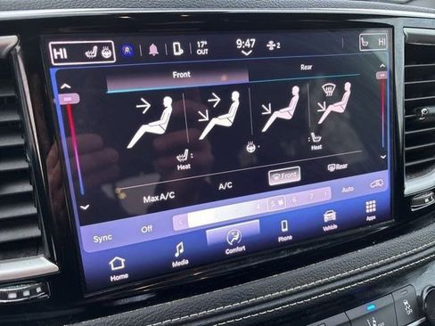 Used 2024 Chrysler Pacifica Touring image 22