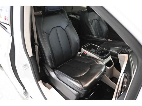 Used 2022 Chrysler Pacifica Touring-L FWD image 16