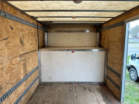Used 2018 Chevrolet Express 4500 Extended w/ Driver Convenience Package RWD image 15