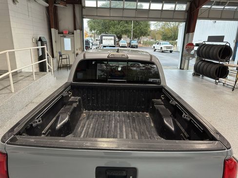 Used 2018 Toyota Tacoma TRD Off-Road w/ Technology Package image 6