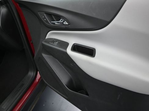 Used 2018 Chevrolet Equinox LT image 23