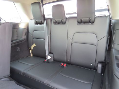 Used 2023 Nissan Pathfinder SL AWD/4WD image 16