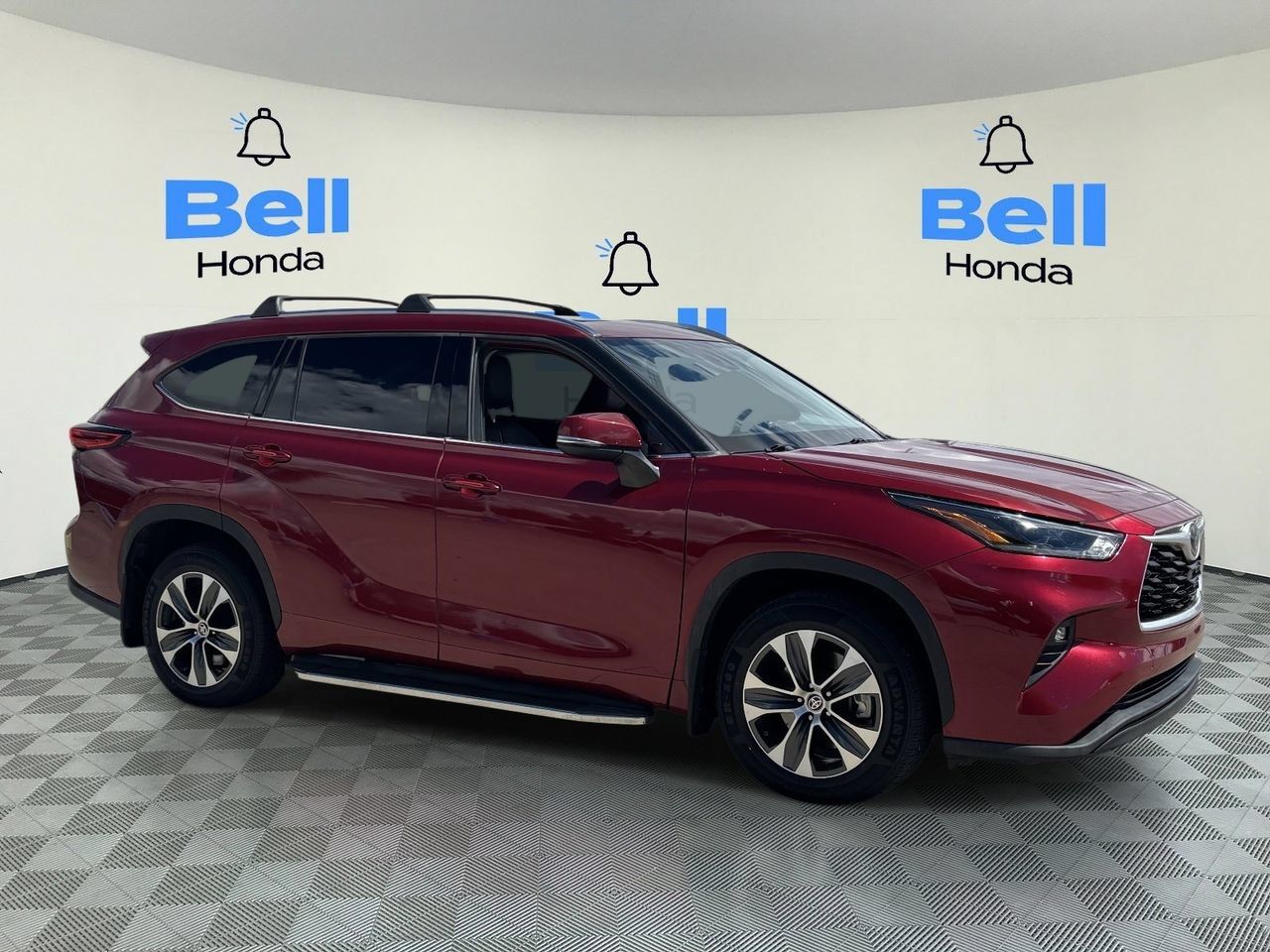 Used 2021 Toyota Highlander XLE AWD/4WD image 6