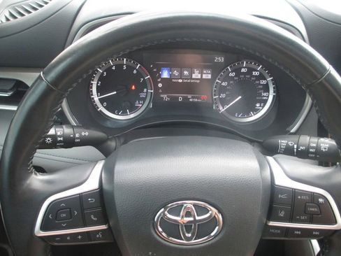 Used 2024 Toyota Highlander XLE AWD/4WD image 29