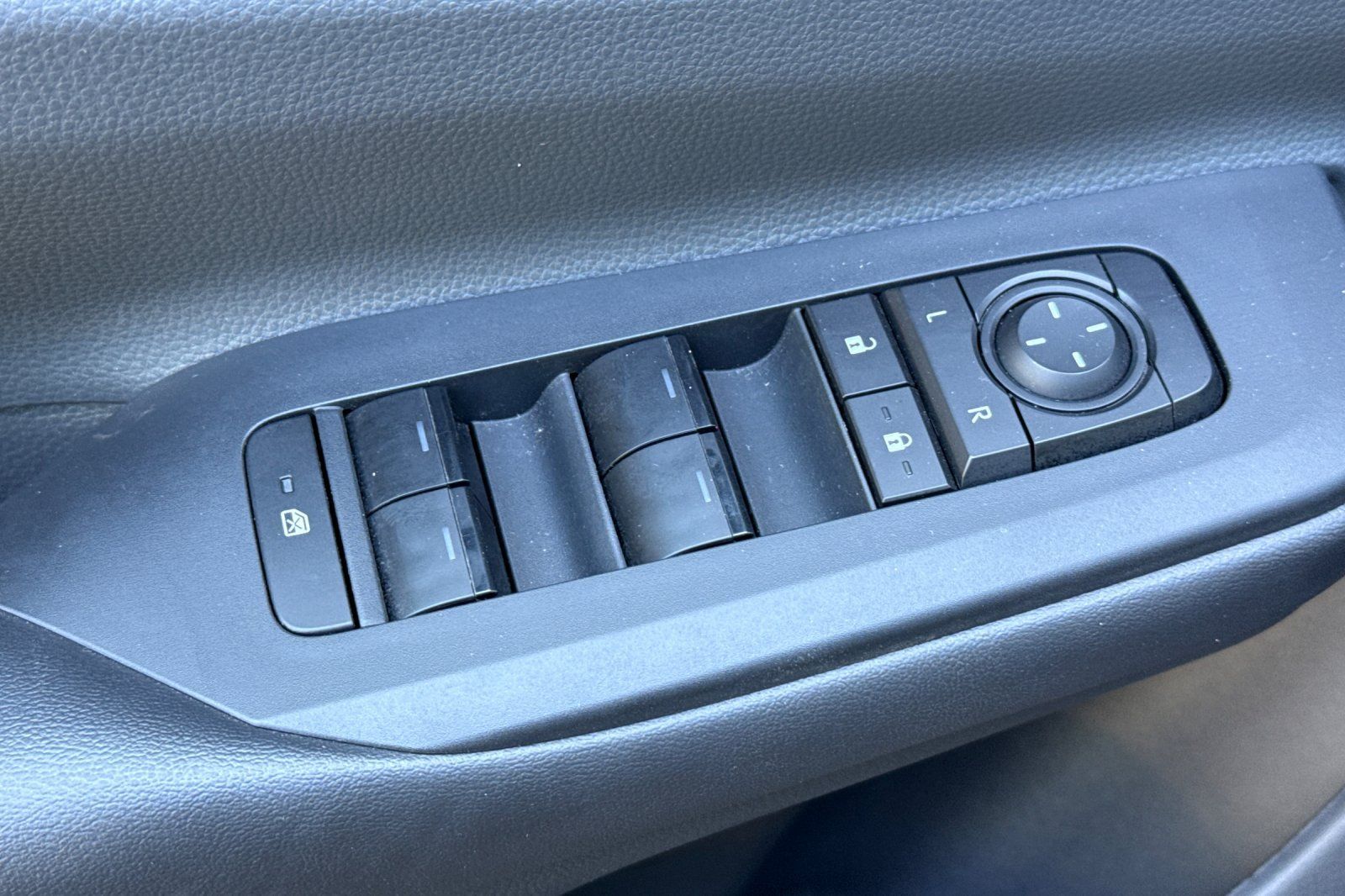 Used 2025 Toyota Prius LE FWD image 13