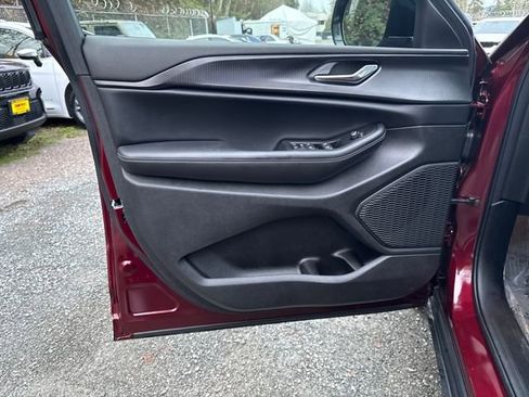 New 2025 Jeep Grand Cherokee Altitude image 15