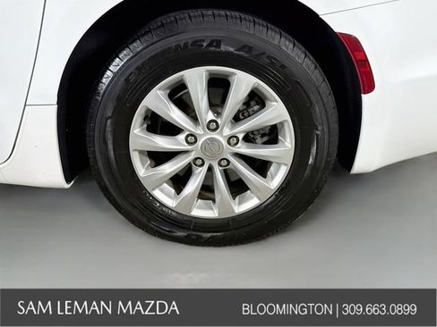 Used 2018 Chrysler Pacifica Touring-L w/ Premium Audio Group FWD image 30