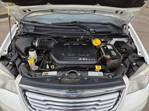 Used 2014 Chrysler Town & Country Touring w/ Driver Convenience Group FWD image 10