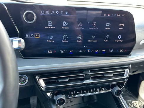 Used 2025 Chevrolet Traverse LT AWD/4WD image 12