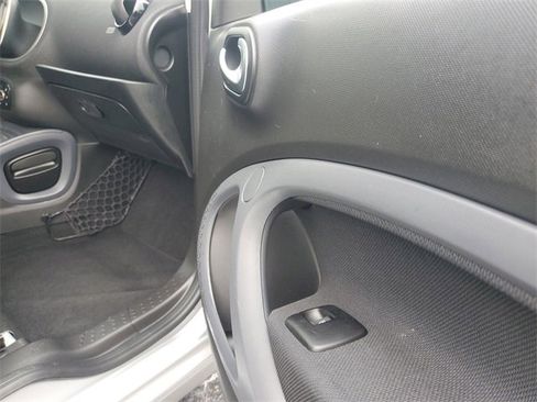 Used 2017 smart fortwo passion image 21