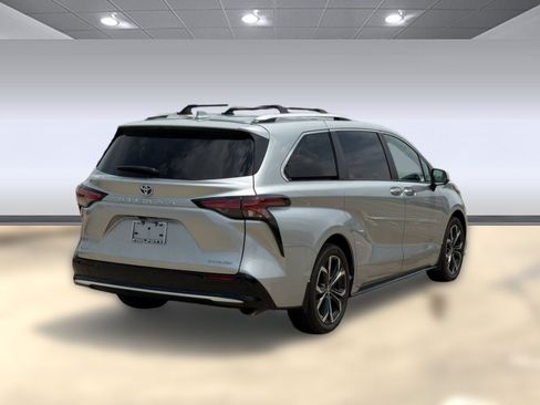 Used 2025 Toyota Sienna Platinum FWD image 9