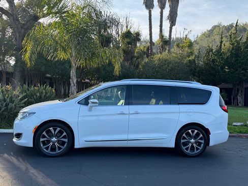 Used 2017 Chrysler Pacifica Limited image 2