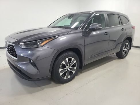Used 2023 Toyota Highlander XLE AWD/4WD image 3