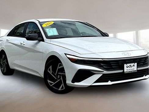 Used 2025 Hyundai Elantra SEL w/ Cargo Package FWD image 3