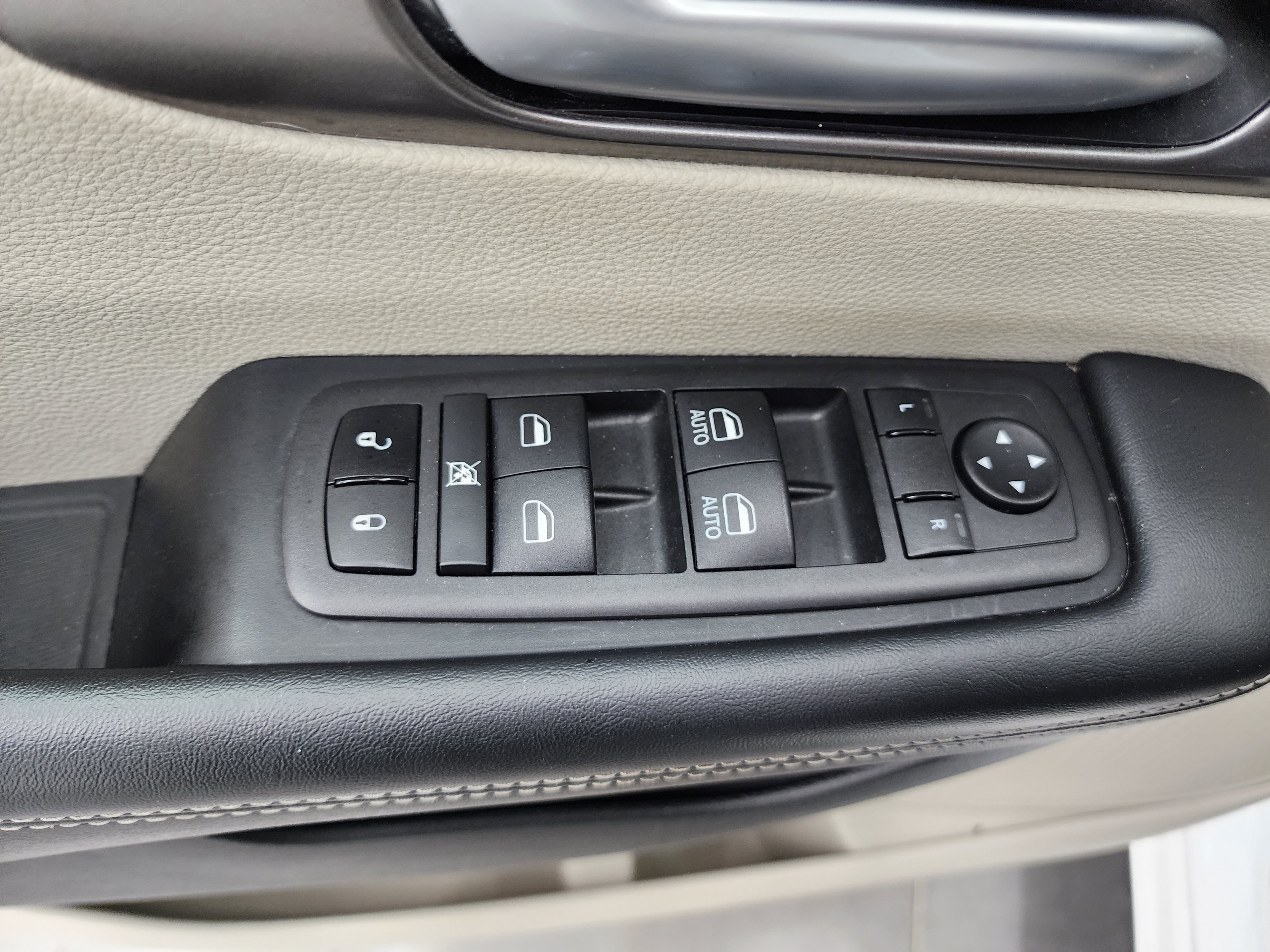 Used 2024 Chrysler Pacifica Touring-L FWD image 41