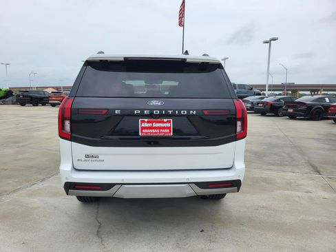 Used 2025 Ford Expedition Platinum AWD/4WD image 4