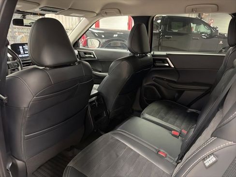 Used 2024 Mitsubishi Outlander SE image 14