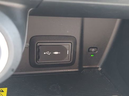 Used 2022 Toyota Venza LE image 27