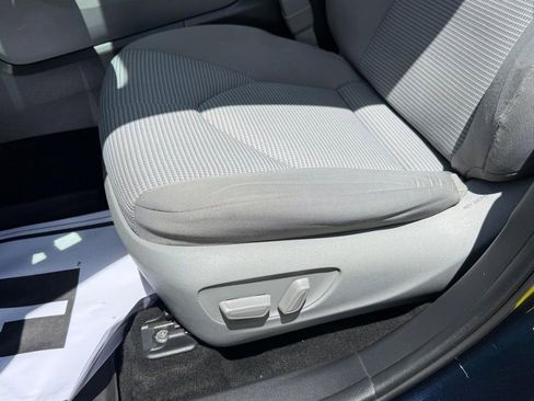 Used 2020 Toyota Highlander L AWD/4WD image 25