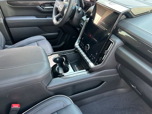 New 2025 GMC Yukon XL Elevation image 16