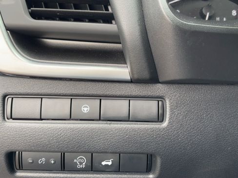 Used 2025 Nissan Rogue SV image 29