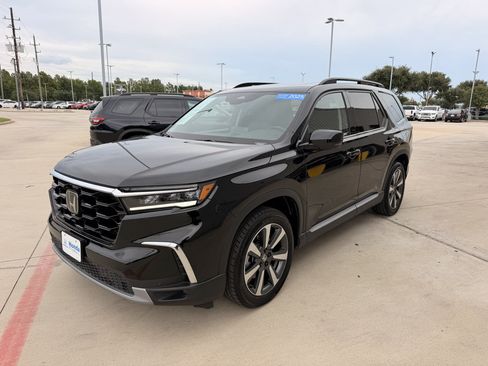 Certified 2025 Honda Pilot Touring image 4