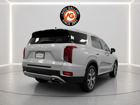 Used 2022 Hyundai Palisade SEL w/ Premium Package FWD image 2