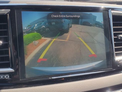 Used 2023 Chrysler Pacifica Touring-L FWD image 3