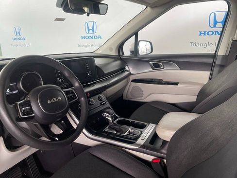 Used 2024 Kia Carnival LX image 12