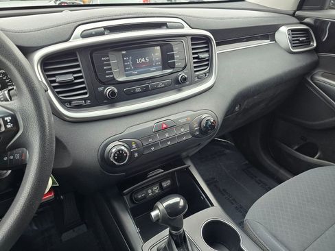 Used 2017 Kia Sorento LX image 30