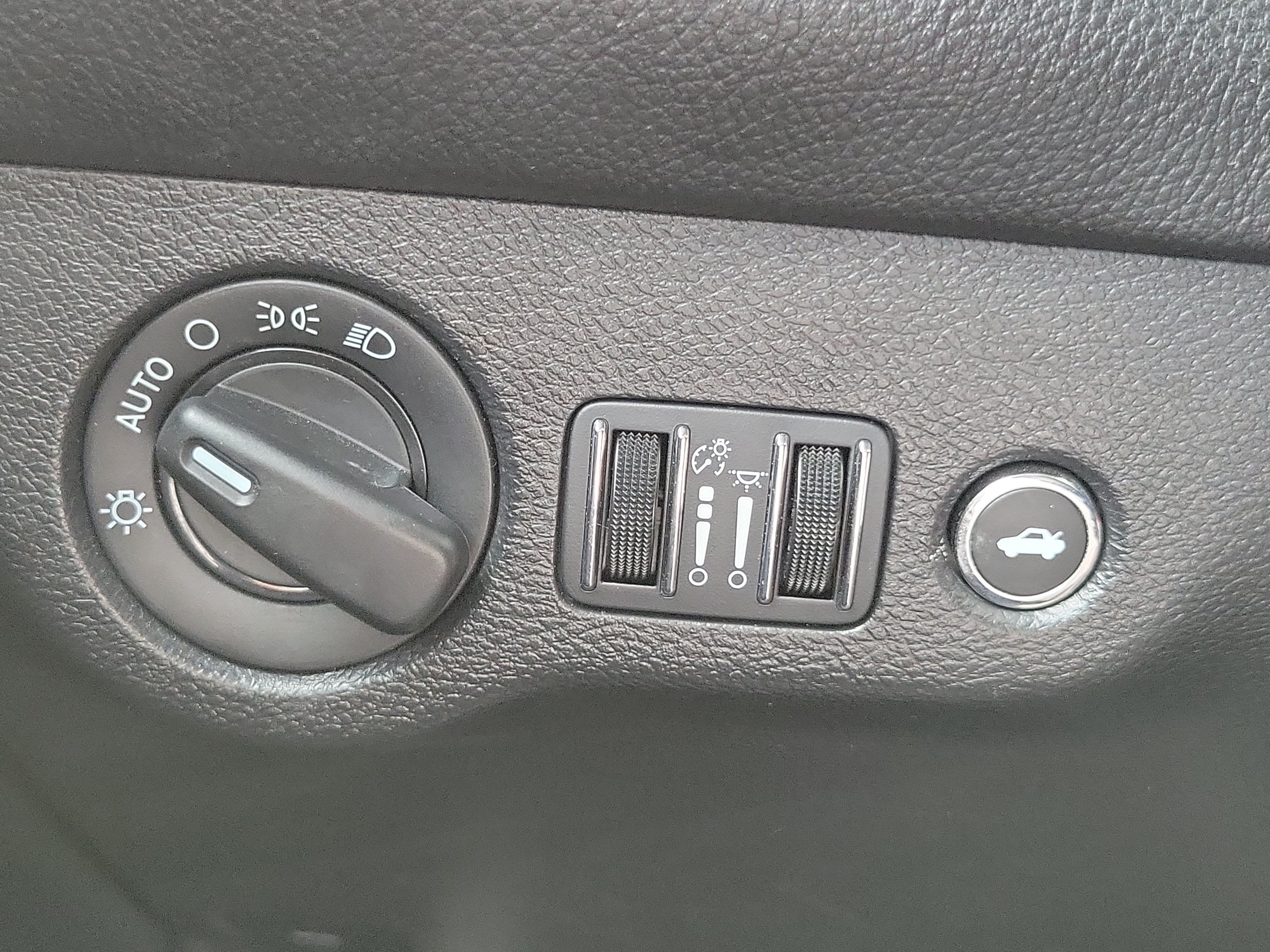 Used 2023 Dodge Challenger SXT RWD image 24