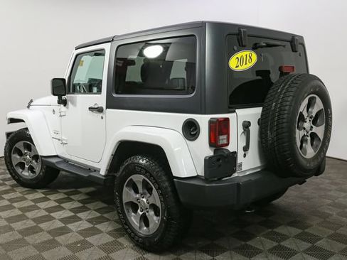 Used 2018 Jeep Wrangler Sahara w/ Connectivity Group AWD/4WD image 9