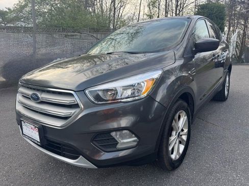 Used 2017 Ford Escape SE image 3