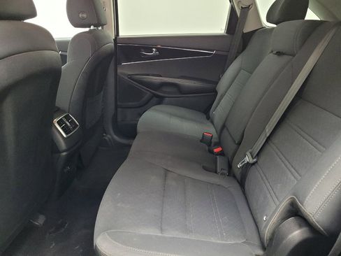 Used 2019 Kia Sorento L FWD image 18