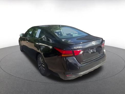 Used 2025 Nissan Altima 2.5 SV FWD image 10