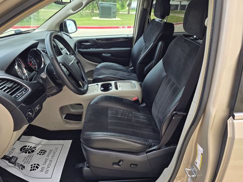 Used 2016 Chrysler Town & Country Limited FWD image 23