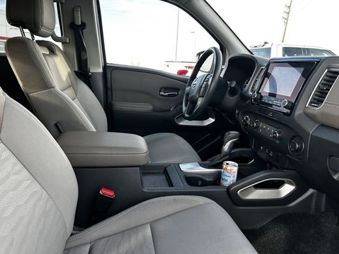 Used 2022 Nissan Frontier SV w/ Technology Package image 12