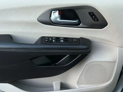 Used 2024 Chrysler Pacifica Touring-L FWD image 13