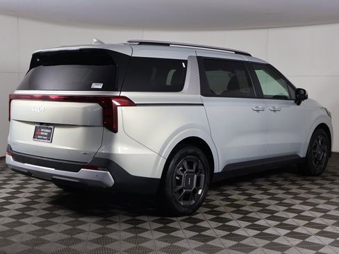Used 2025 Kia Carnival EX image 11