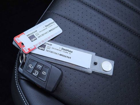 Used 2022 Volkswagen Tiguan SE image 32