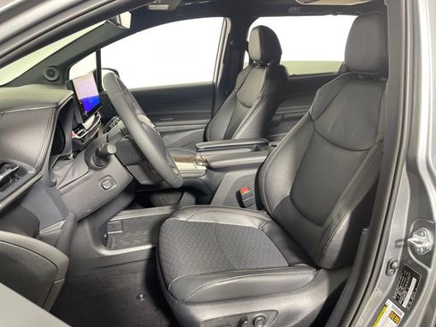 Used 2026 Toyota Sienna Platinum image 12